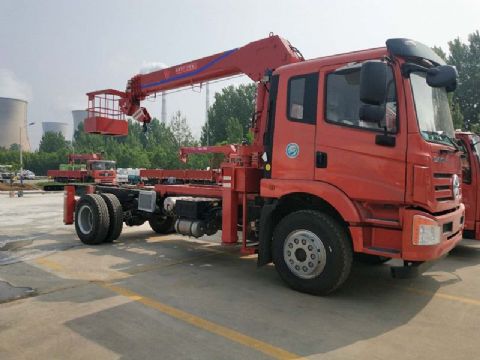 點(diǎn)擊查看詳細(xì)信息<br>標(biāo)題：6.3噸大運(yùn)隨車吊 閱讀次數(shù)：2133