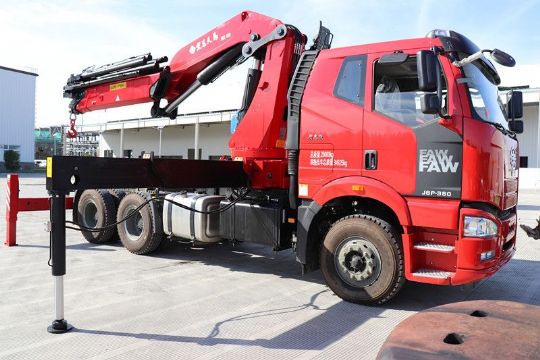 點擊查看詳細(xì)信息<br>標(biāo)題：20噸折臂吊 閱讀次數(shù)：3045