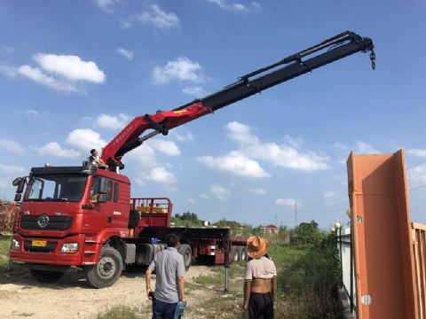 點擊查看詳細信息<br>標(biāo)題：30噸折臂吊 閱讀次數(shù)：2857